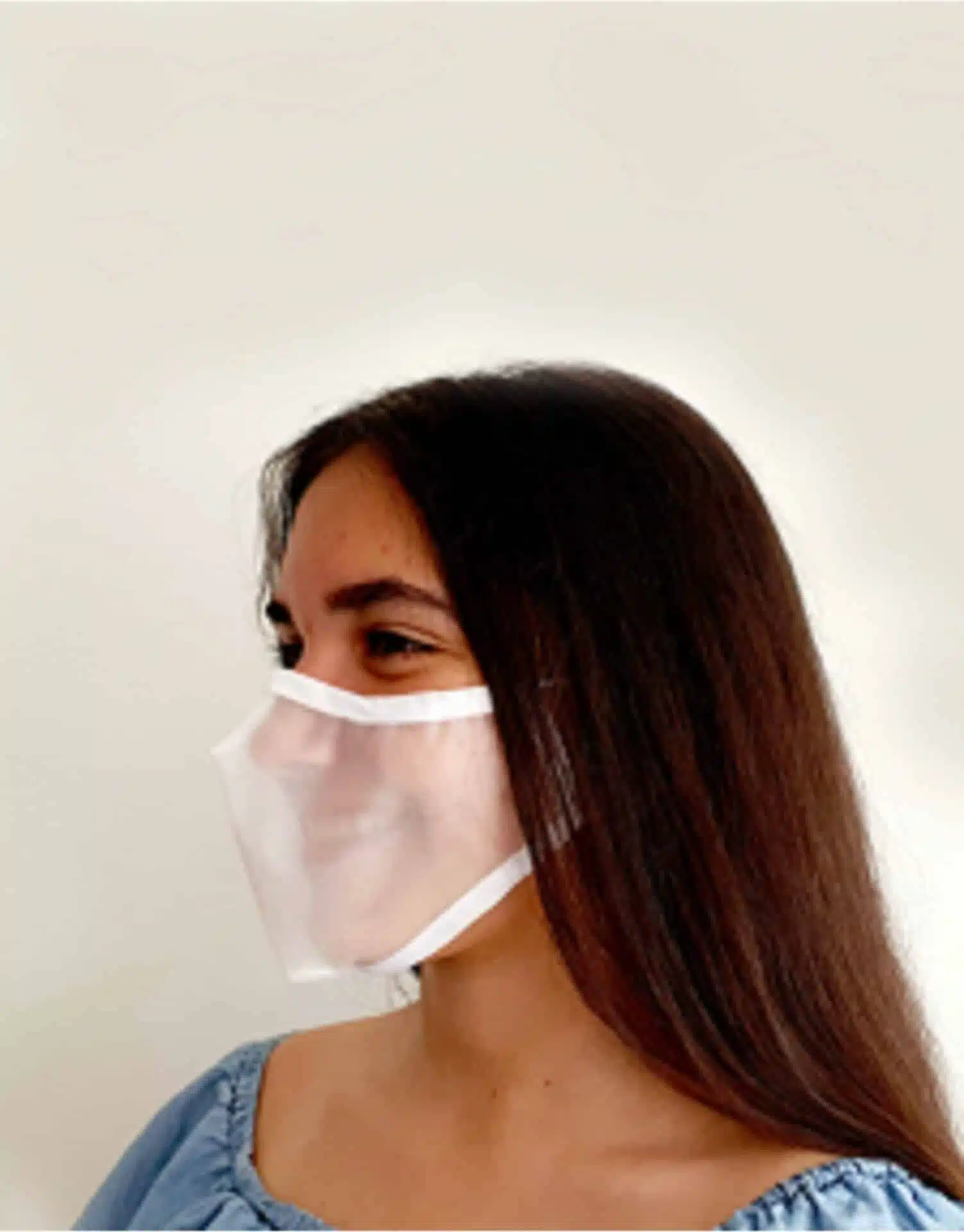 Niña llevando una mascarilla transparente reutilizable homologada de color blanco 30 lavados