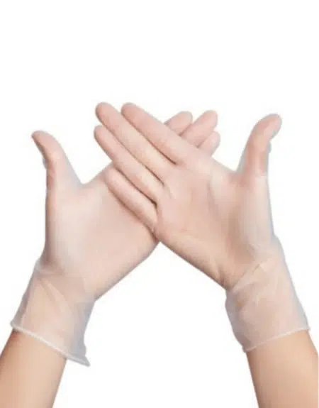 manos con guantes de vinilo sin polvo