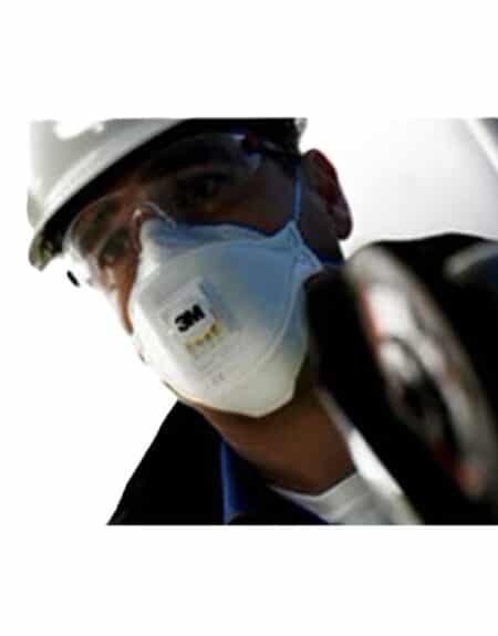 hombre llevando puesto un casco y una 3M™ Aura™ Mascarilla FFP3 con Válvula 9332+