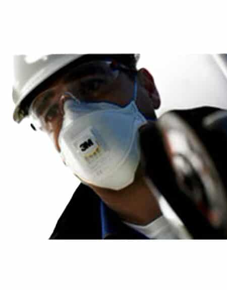 hombre llevando puesto un casco y una 3M™ Aura™ Mascarilla FFP3 con Válvula 9332+